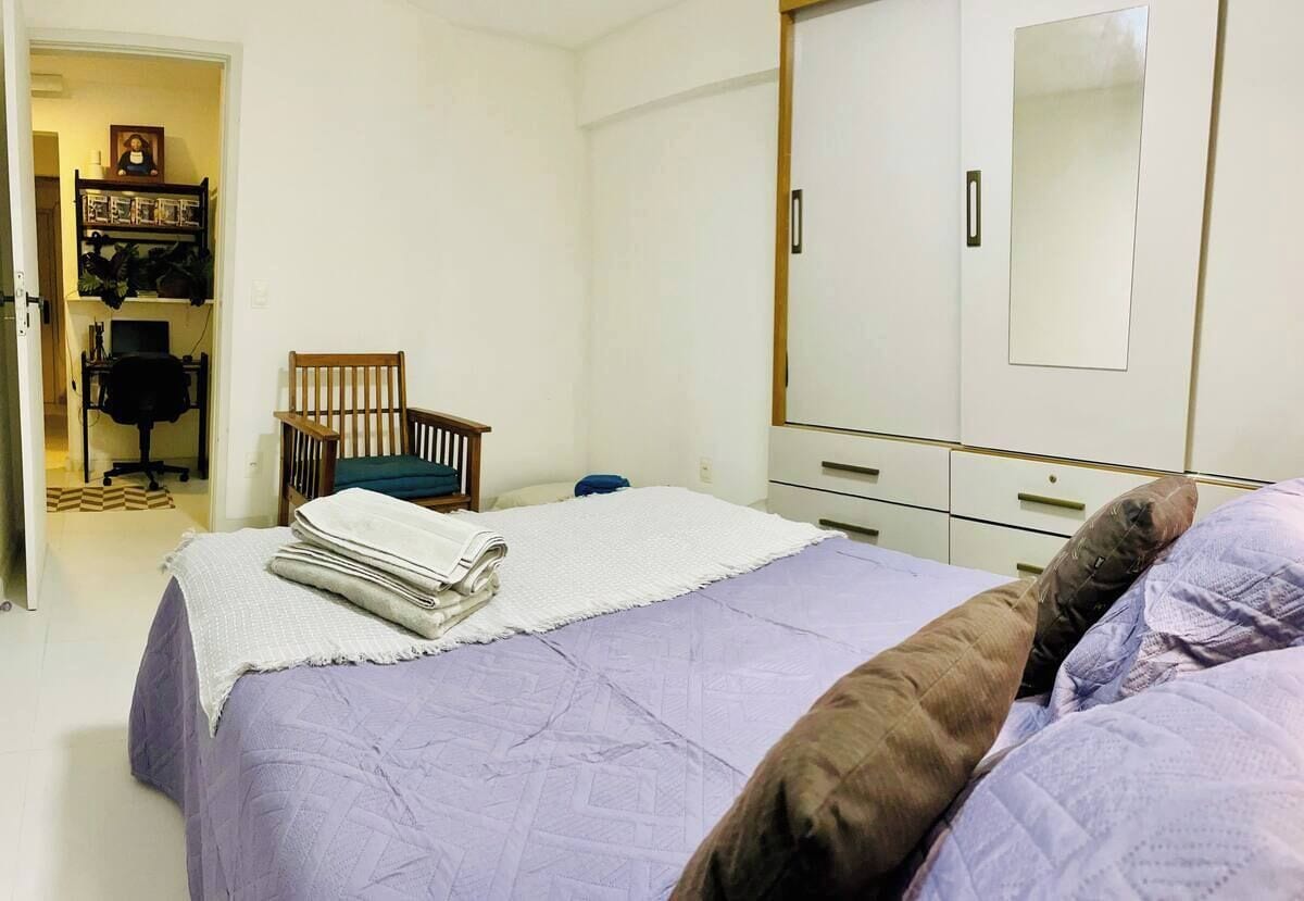 1 habitación, tabla de planchar con plancha, wifi gratis y ropa de cama 