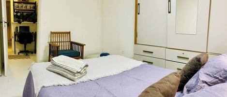 1 habitación, tabla de planchar con plancha, wifi gratis y ropa de cama