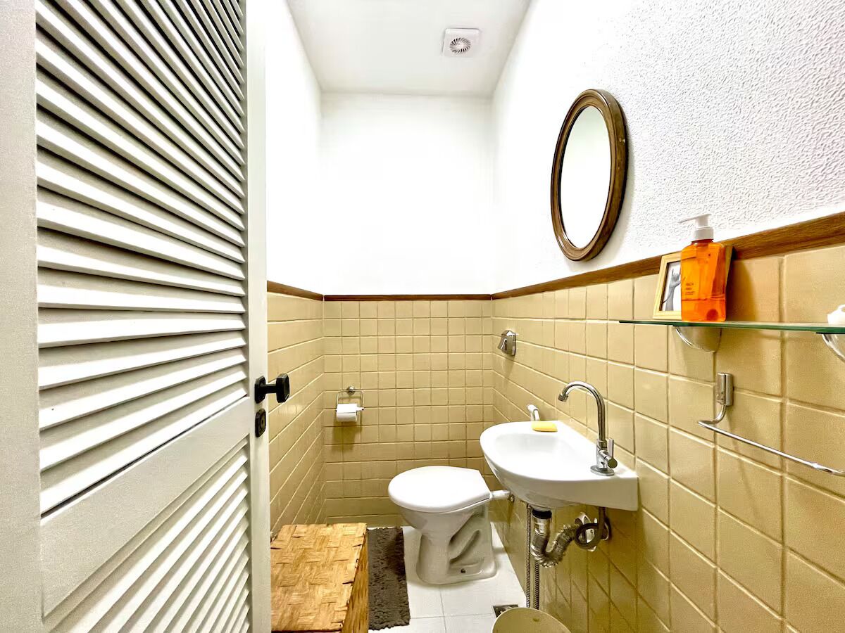 Chuveiro, toalhas de banho, sabonete, papel higiênico