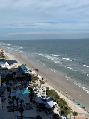 Sun-loungers, beach towels - Best Luxury Resort on Daytona Beach, Florida - 2 Bedroom/2Bathroom (Daytona Beach)