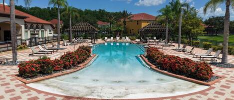 Alberca al aire libre y alberca climatizada