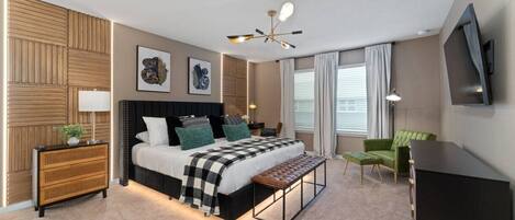 5 slaapkamers, een bureau, een strijkplank/strijkijzer, reisbedje