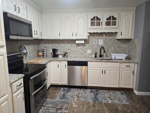 Réfrigérateur, four à micro-ondes, un four, surface de cuisson