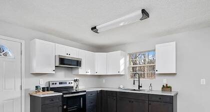 Cozy Seneca Getaway • Pet Friendly • Sleeps 7!