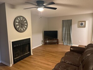 TV, books - Cozy Seneca Getaway • Pet Friendly • Sleeps 7! (Seneca)