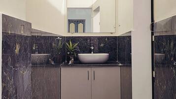 Ducha, jabón y papel higiénico