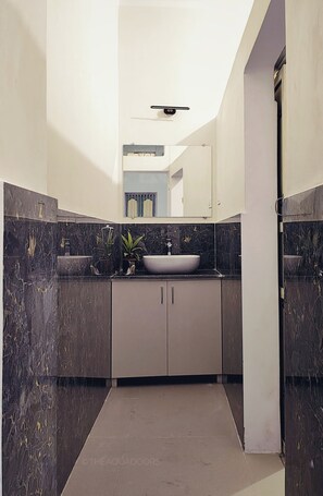 Ducha, jabón y papel higiénico