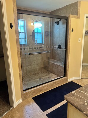 Ducha, secador de pelo, toallas, jabón