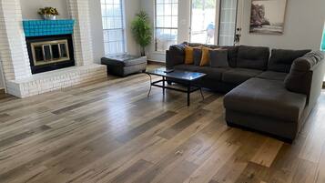 Een televisie en een open haard