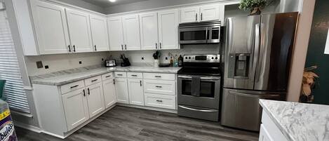 Micro-ondes, four, plaque de cuisson, lave-vaisselle