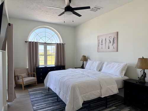 AIR B&B DELUXE CONDO - Spacious 2 bed room condo at Roland Martin Marina