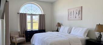 AIR B&B DELUXE CONDO - Spacious 2 bed room condo at Roland Martin Marina