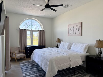 AIR B&B DELUXE CONDO - Spacious 2 bed room condo at Roland Martin Marina