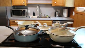 KylskÄp, mikrovÄgsugn, ugn och spishÀll