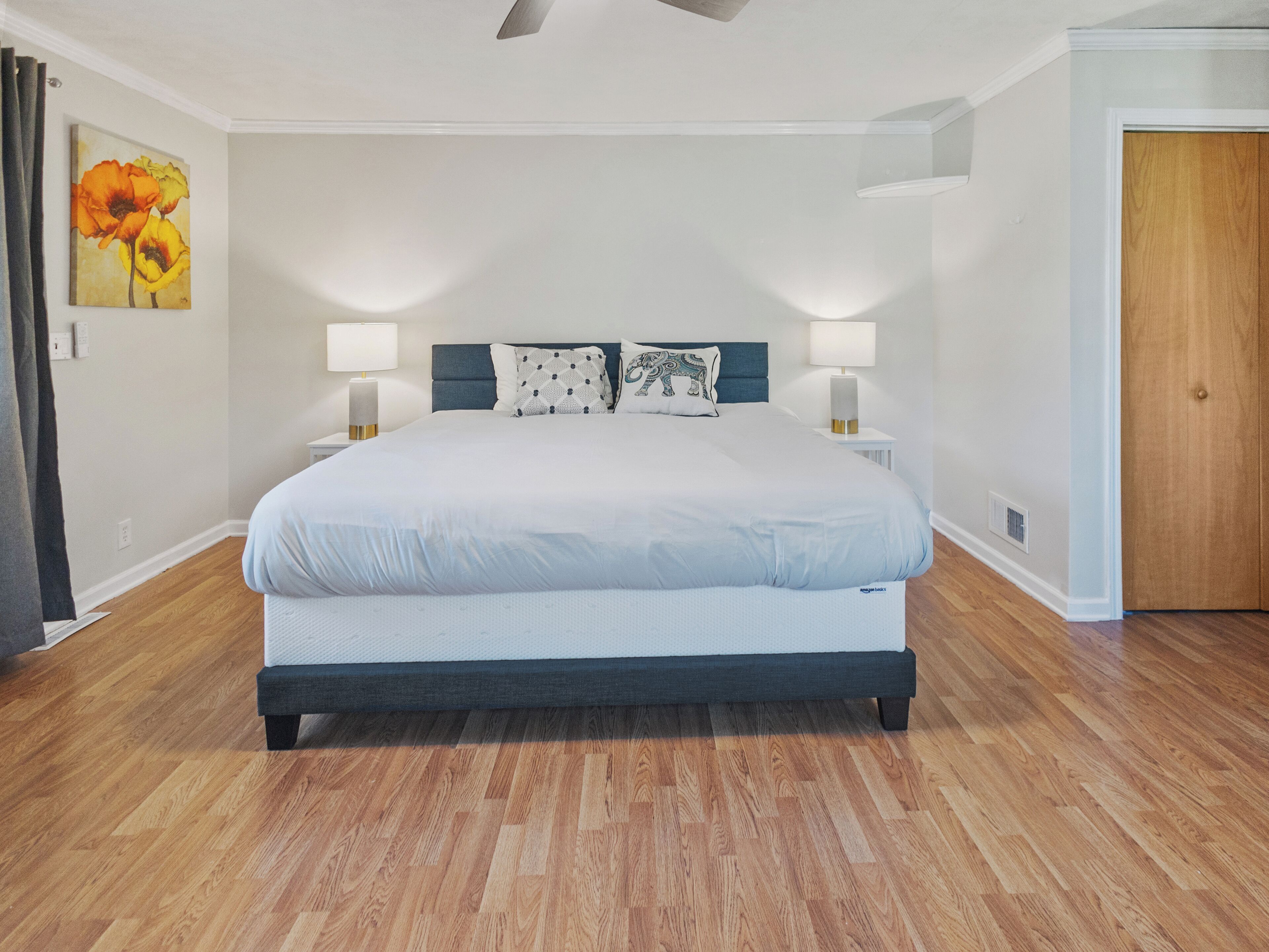 5 sovrum, värdeförvaringsskåp på rummet och skrivbord