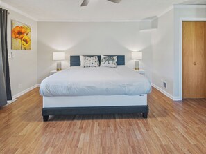 5 Schlafzimmer, Zimmersafe, Schreibtisch, Bügeleisen/Bügelbrett