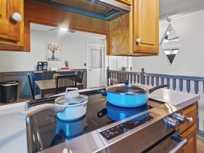 Fridge, microwave, oven, stovetop - Bright & Cozy Home - Sunroom, Games & Foosball in La Vista, NE (La Vista)