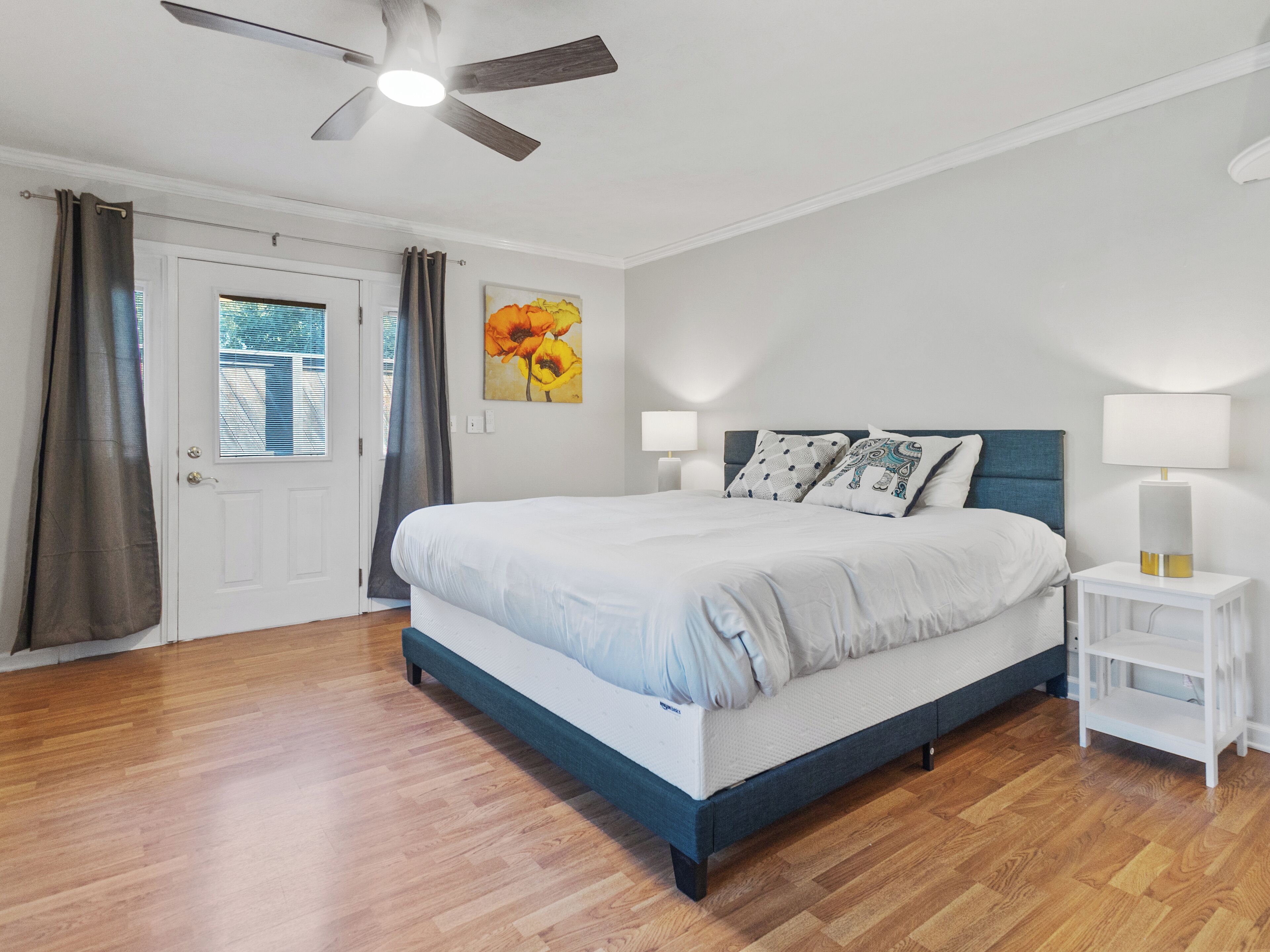 5 dormitorios, caja fuerte, escritorio y tabla de planchar con plancha