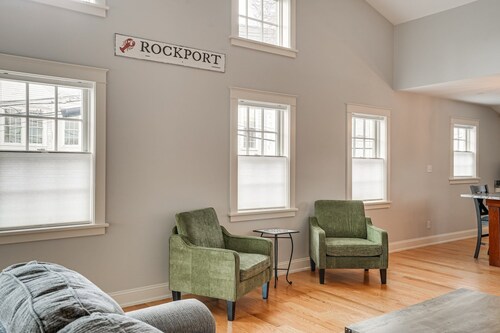 3-bedroom townhome in charming Rockport with AC