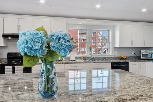3-bedroom townhome in charming Rockport with AC