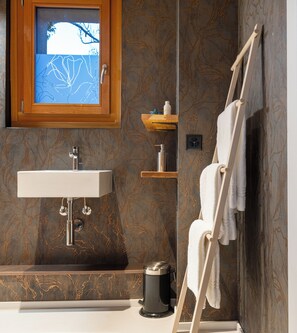 Shower, hair dryer, towels, soap - Cosy and charming 3-bedroom apartment in a B&B Alpine lodge in Crans-Montana (Crans-Montana)