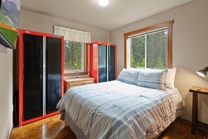 Ein Schlafzimmer mit einem Bett, einem Kleiderschrank und einem Fenster.