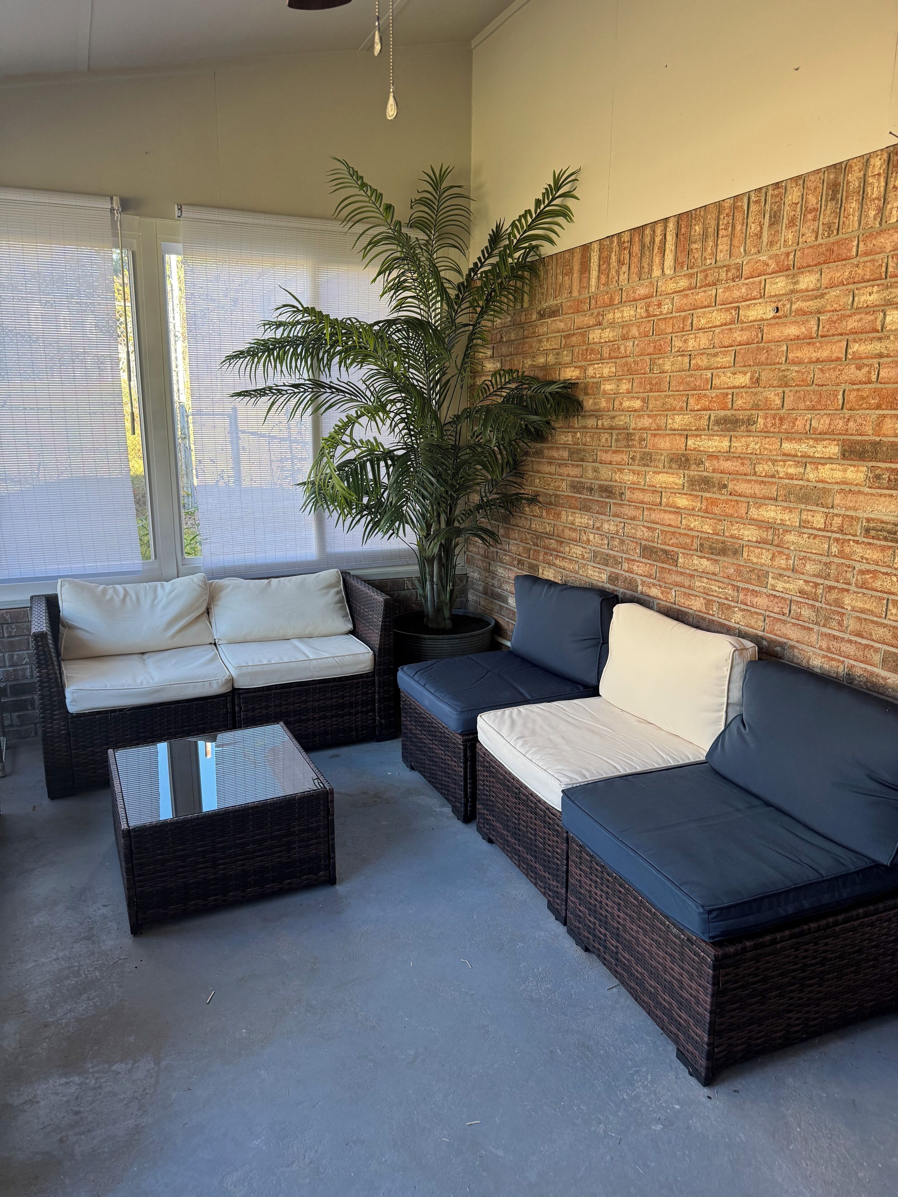 Smart-TV, Tischfußball, Bücher