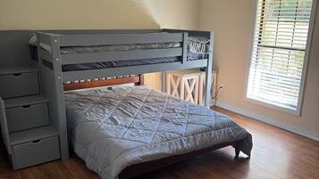 4 Schlafzimmer, BĂŒgeleisen/BĂŒgelbrett, Reisekinderbett, kostenloses WLAN