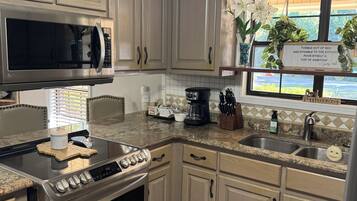 Microondas, horno, placa de cocina y lavavajillas