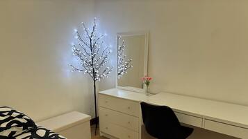 1 slaapkamer, een strijkplank/strijkijzer, wifi, beddengoed