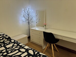 1 غرفة نوم ومكواة/لوح كي وواي فاي وملاءات أسرّة