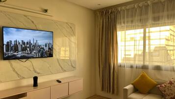 Standard Apartment, City View | Living area