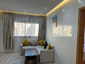 Standard Apartment, City View | Living area