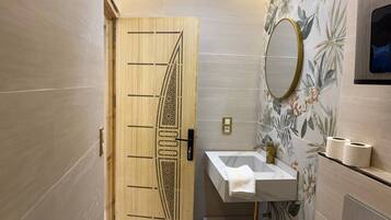 Studio Standard, vue ville | Salle de bain | Serviettes fournies