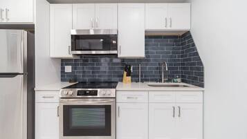 Geladeira, micro-ondas, fogão, cooktop