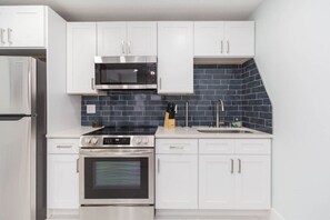 Geladeira, micro-ondas, fogão, cooktop