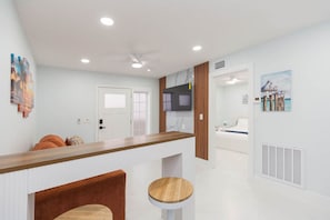 1 habitación, tabla de planchar con plancha, wifi y ropa de cama