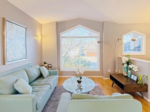 Smart TV, books - Sunny house· Gym · Entire Home in Premium Community · 4 Bedrooms & 3 Baths (Saskatoon)