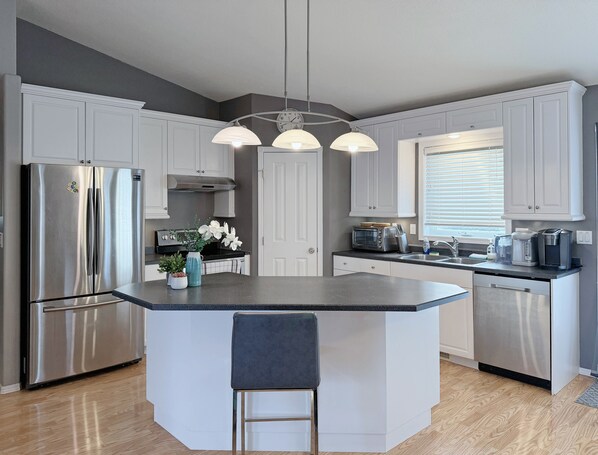 Fridge, microwave, oven, stovetop - Sunny house· Gym · Entire Home in Premium Community · 4 Bedrooms & 3 Baths (Saskatoon)