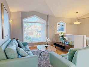 Smart TV, books - Sunny house· Gym · Entire Home in Premium Community · 4 Bedrooms & 3 Baths (Saskatoon)