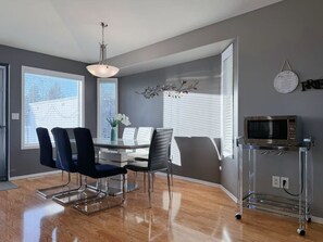 Dining - Sunny house· Gym · Entire Home in Premium Community · 4 Bedrooms & 3 Baths (Saskatoon)