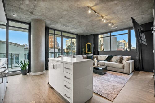 Luxury 2BR/2BA Condo in Calgary Beltline | King Bed, Free Underground Parking