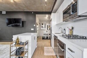 Four à micro-ondes, un four, surface de cuisson, lave-vaisselle