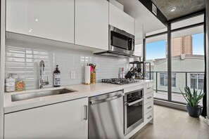 Four à micro-ondes, un four, surface de cuisson, lave-vaisselle