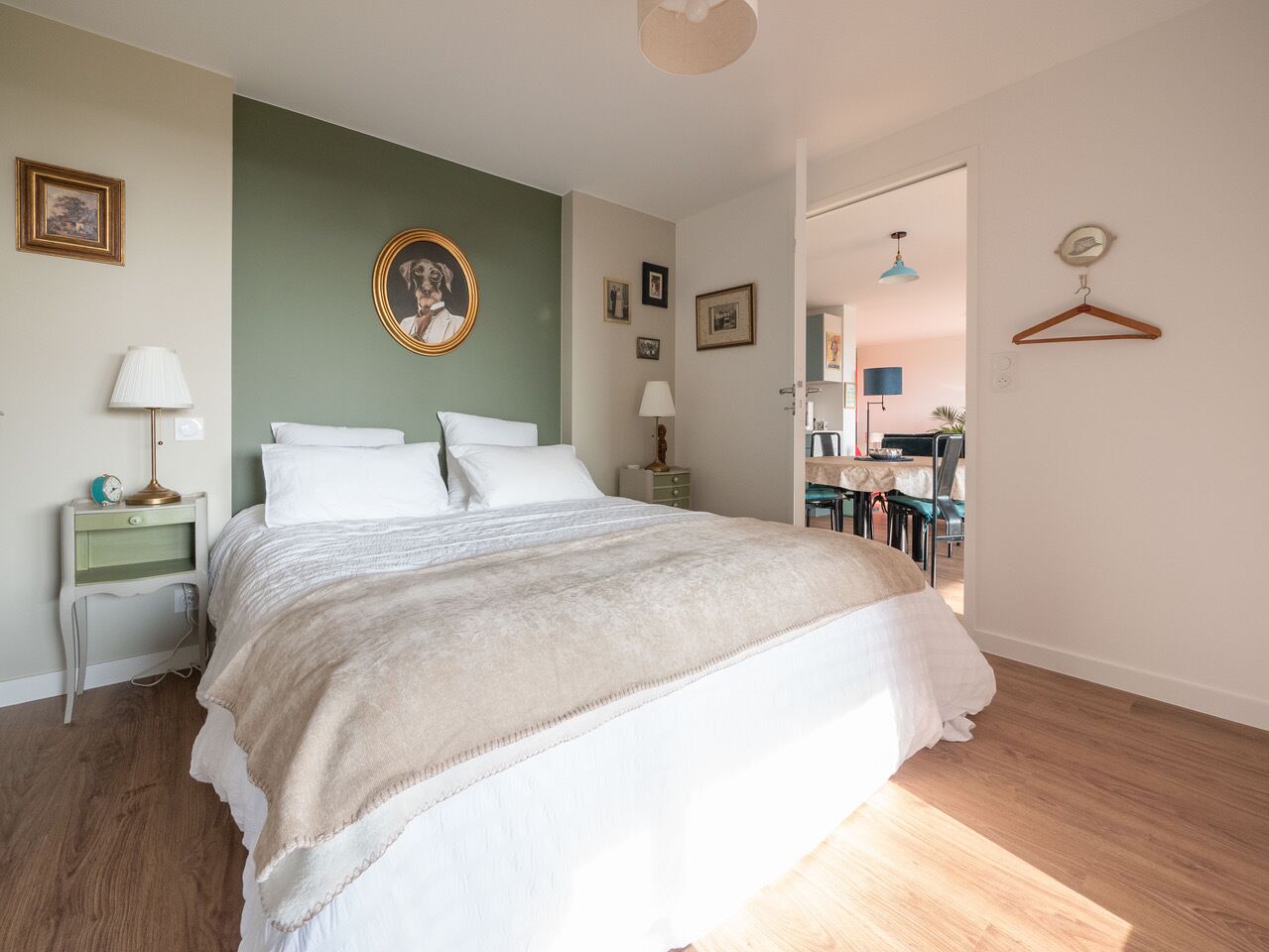 Tabla de planchar con plancha, wifi, ropa de cama