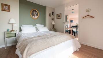 Tabla de planchar con plancha, wifi, ropa de cama