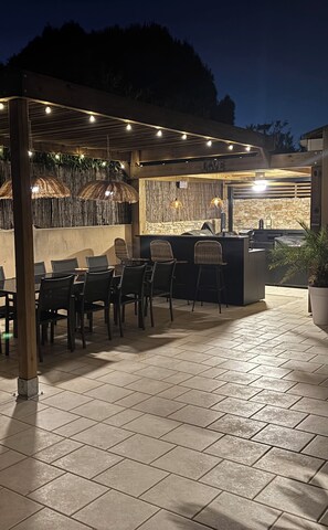 Outdoor dining - Sunny, quiet family villa with pool and summer kitchen (Murviel-lès-Montpellier)