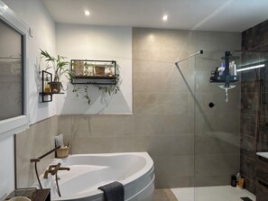 Hair dryer, towels, soap, shampoo - Sunny, quiet family villa with pool and summer kitchen (Murviel-lès-Montpellier)