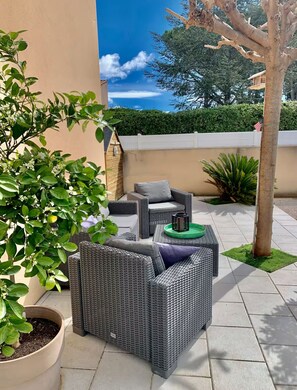 Terrace/patio - Sunny, quiet family villa with pool and summer kitchen (Murviel-lès-Montpellier)