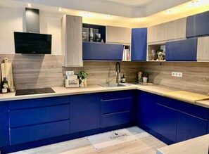 Fridge, microwave, oven, stovetop - Sunny, quiet family villa with pool and summer kitchen (Murviel-lès-Montpellier)